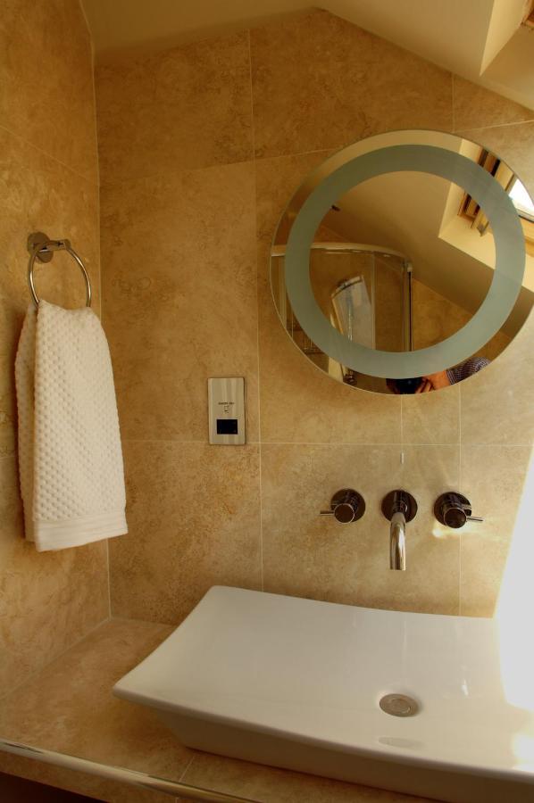 Deluxe Double Room Shower
