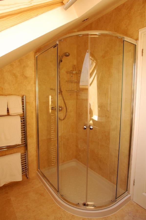 Deluxe Double Room Shower