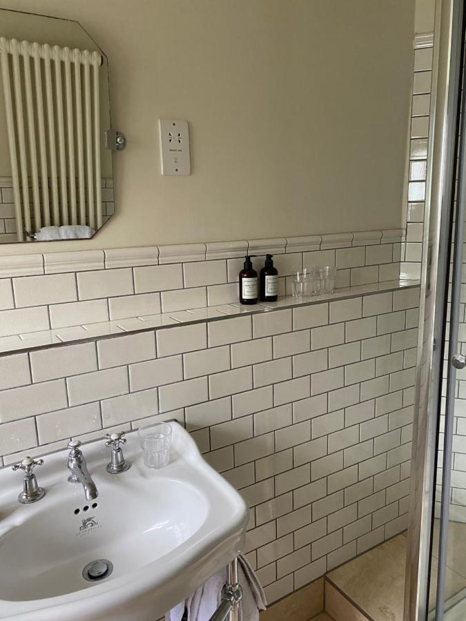 2 Interconnecting Rooms Private Bathroom