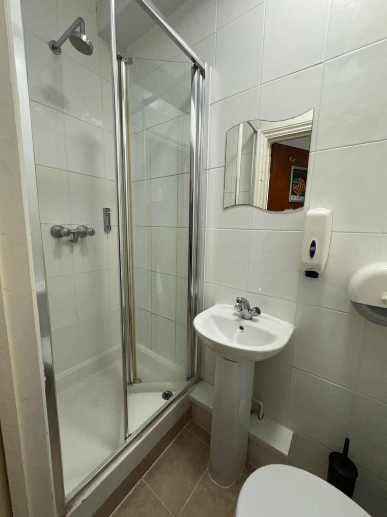 Dreibettzimmer mit Gemeinschaftsbad