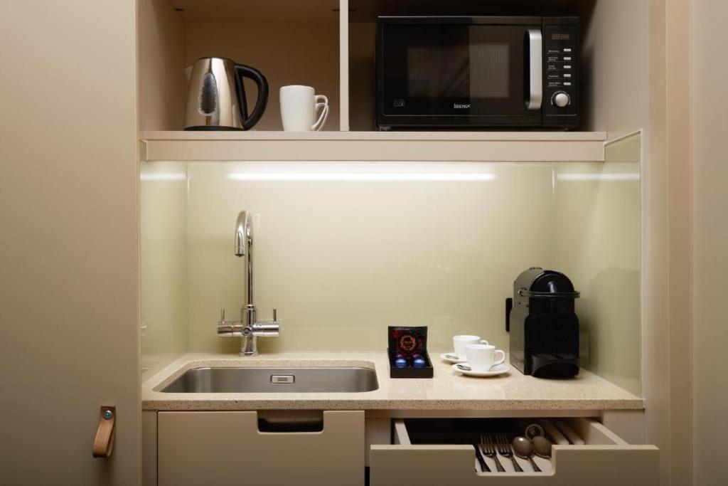 Habitación con cama extragrande.