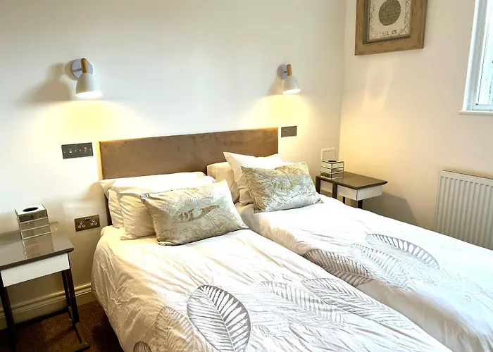 Alojamentos: Stylish 2Br Designer Flat Holland Park
