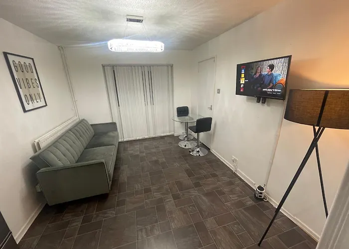  New! 4 Bedroom London House With Garden And Lawn
