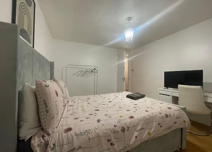  New! 4 Bedroom London House With Garden And Lawn