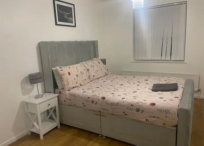  New! 4 Bedroom London House With Garden And Lawn