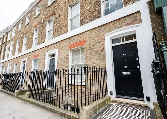 Spacious, Bright & Cosy ~ Ideal Victoria Location!