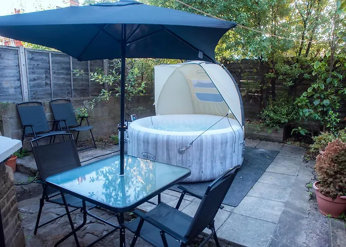 Casa de férias: 4 Bedroom House Parking & Garden Near Central London