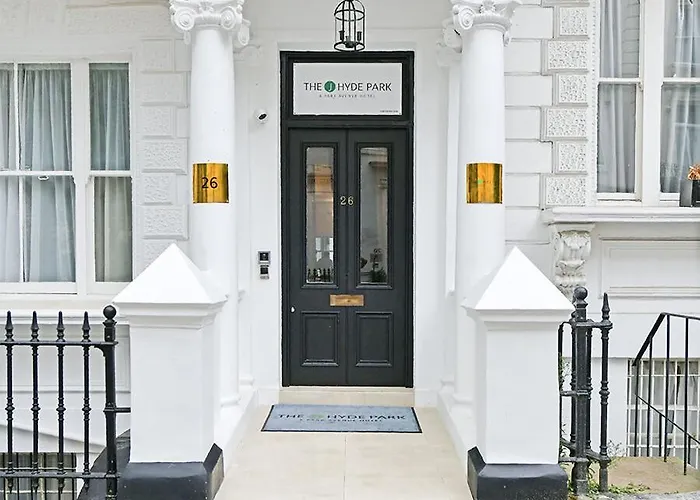 Hotel near College: The Chapter Hotels - J Hyde Park