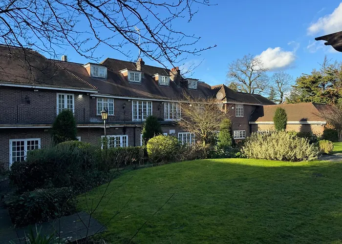 Family Hotel: The Bishop