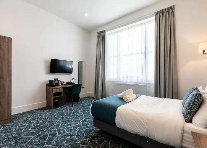 Hotel near College: The Chapter Hotels - J Hyde Park