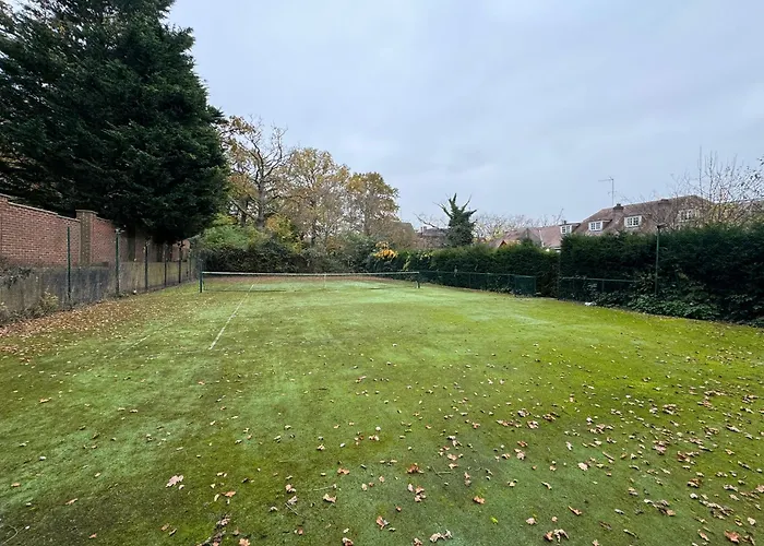 Family Hotel: The Bishop