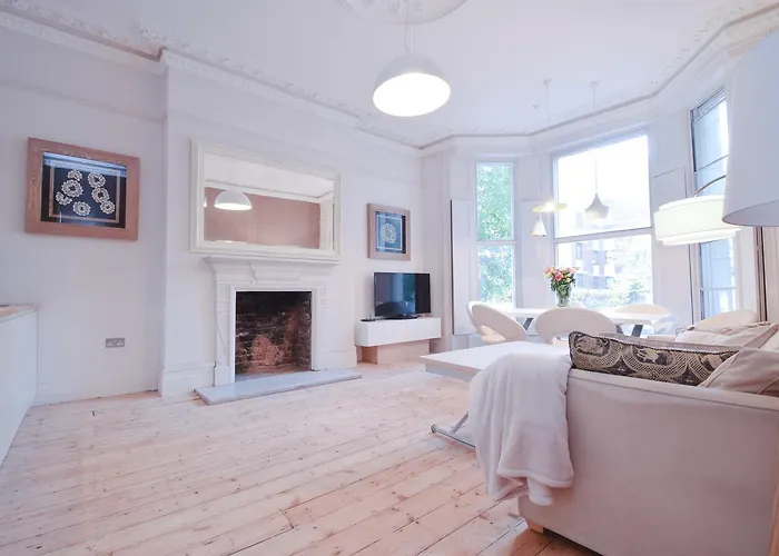 Alojamentos: Stylish 2Br Designer Flat Holland Park