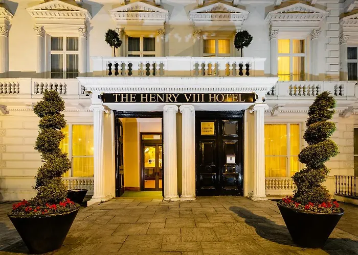 Hotel with pool: Henry VIII